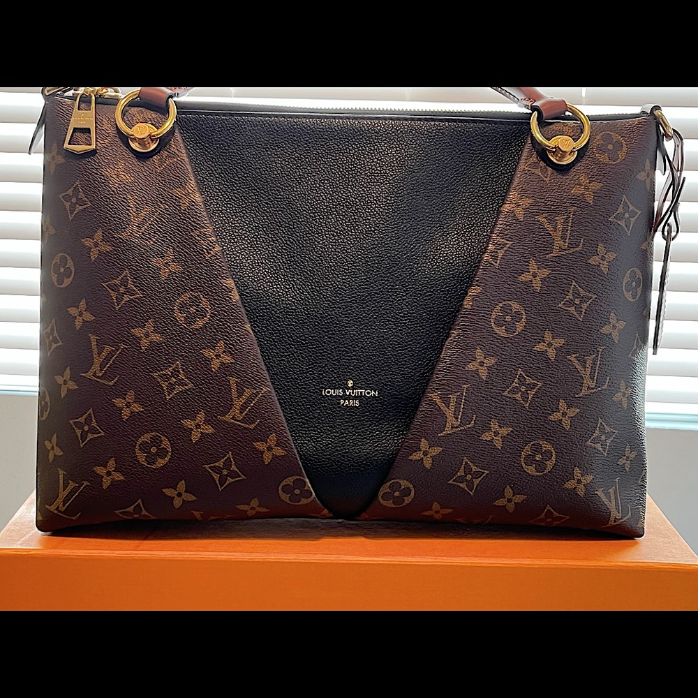 Louis Vuitton V Tote MM